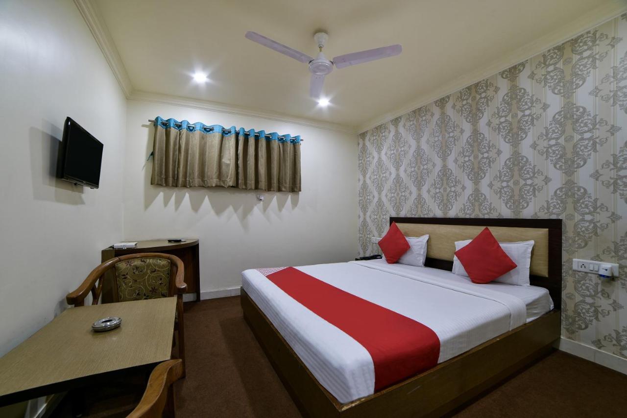 Oyo Imax Inn Near Charminar Hyderabad Exterior foto
